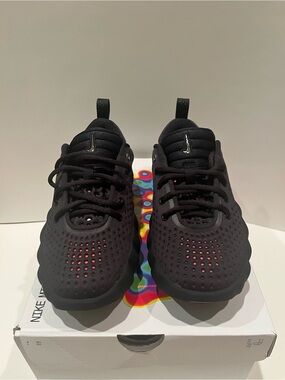 NEW Nike Mind 002 Black Hyper Crimson Womens Shoes Size 6.5